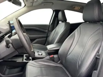 Photo 6 Ford Mustang  Mach-E 294ch Extended Range 99kWh 7cv