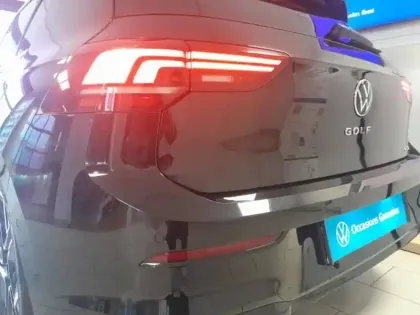 Photo 9 Volkswagen Golf  1.5 eTSI EVO2 150ch R-Line Edition DSG7