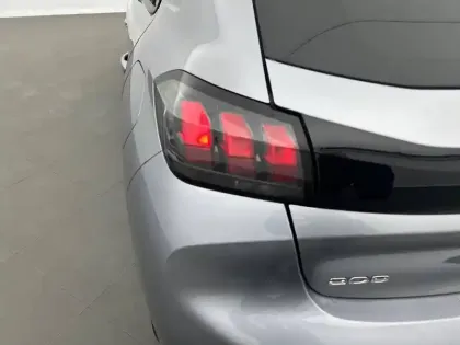 Photo 16 Peugeot 208  PureTech 75 S&S BVM5