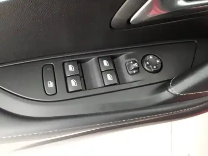 Photo 22 Peugeot 208  Electrique 50 kWh 136ch