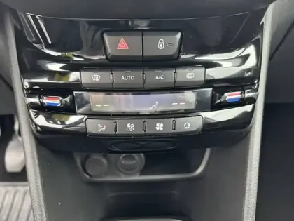 Photo 24 Peugeot 2008  PureTech 110ch S&S BVM6