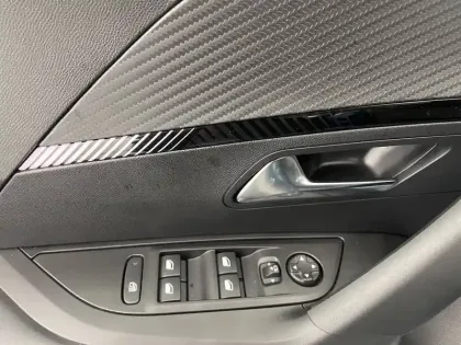 Photo 31 Peugeot 2008  Hybrid 136 e-DCS6