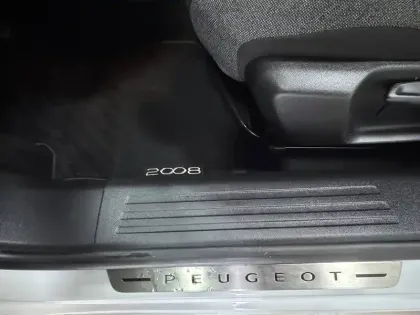 Photo 22 Peugeot 2008  PureTech 100 S&S BVM6