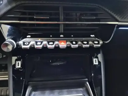 Photo 47 Peugeot 2008  Hybrid 145 e-DCS6