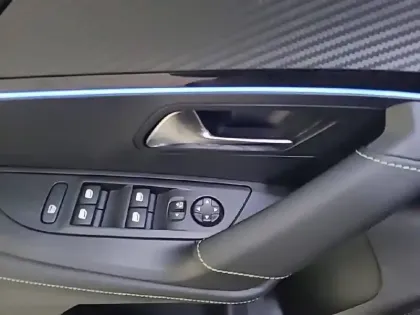 Photo 53 Peugeot 2008  Hybrid 145 e-DCS6