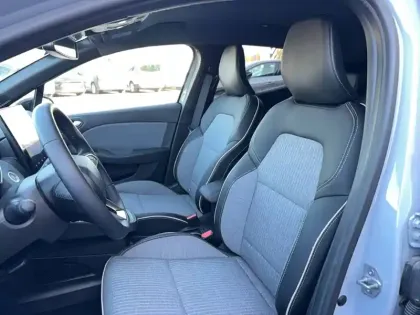 Photo 8 Renault Clio  E-Tech full hybrid 145 ch GSR2