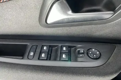 Photo 17 Peugeot 208  Electrique 50 kWh 136ch