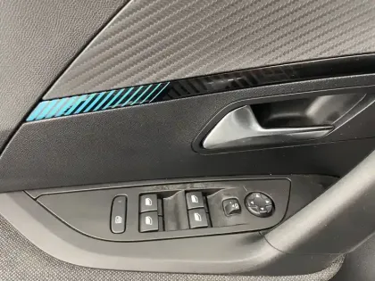 Photo 31 Peugeot 2008  PureTech 100 S&S BVM6