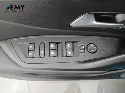 Photo 11 Peugeot 308  Hybrid 145 e-DCS6