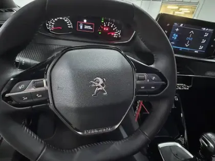 Photo 21 Peugeot 2008  PureTech 130 S&S BVM6