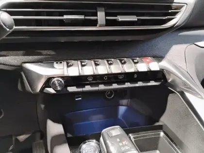 Photo 12 Peugeot 3008  Hybrid 225 e-EAT8 Allure Pack