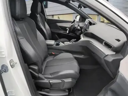 Photo 8 Peugeot 3008  Hybrid 225 e-EAT8 GT