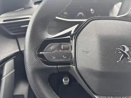 Photo 18 Peugeot 208  PureTech 100 S&S BVM6 GT