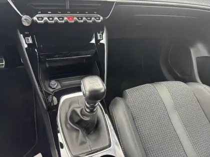 Photo 23 Peugeot 208  PureTech 100 S&S BVM6 GT