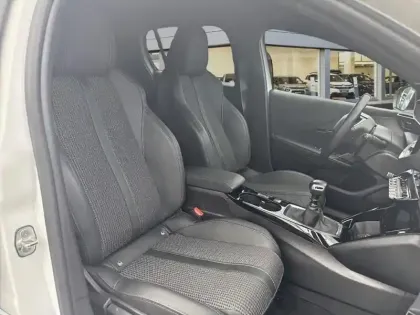 Photo 8 Peugeot 208  PureTech 100 S&S BVM6 GT