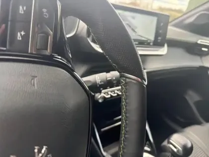 Photo 17 Peugeot 208  PureTech 100 S&S BVM6 GT