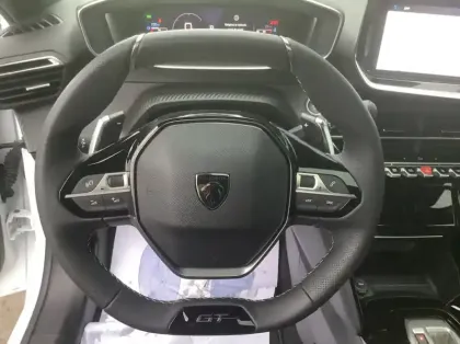 Photo 17 Peugeot 208 Nouvelle Hybrid 100 e-DCS6 GT