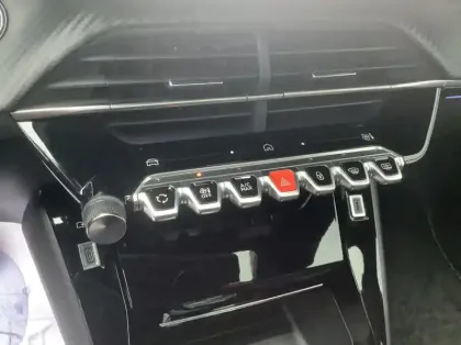 Photo 15 Peugeot 208 Nouvelle Hybrid 100 e-DCS6 GT