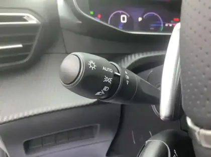 Photo 26 Peugeot 208 Nouvelle Hybrid 100 e-DCS6 GT