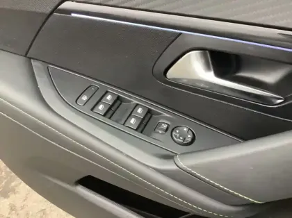 Photo 16 Peugeot 208 Nouvelle Hybrid 100 e-DCS6 GT