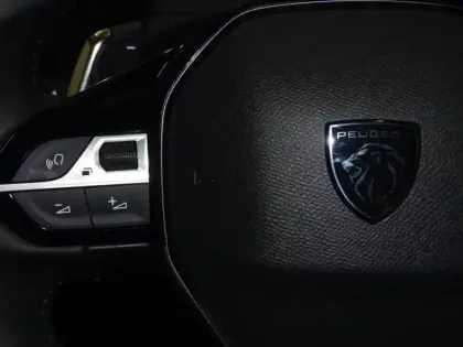 Photo 11 Peugeot 208  1.2 Hybrid 100ch Allure e-DCS6