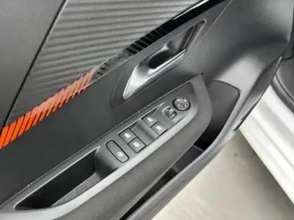 Photo 59 Peugeot 208  PureTech 75 S&S BVM5