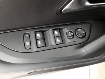 Photo 19 Peugeot 2008  Hybrid 145 e-DCS6