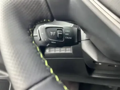 Photo 66 Peugeot 2008  Hybrid 145 e-DCS6