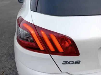 Photo 16 Peugeot 308  PureTech 130ch S&S EAT8