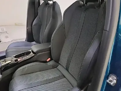 Photo 41 Peugeot 2008  Hybrid 145 e-DCS6