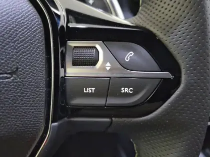 Photo 90 Peugeot 2008  Hybrid 145 e-DCS6