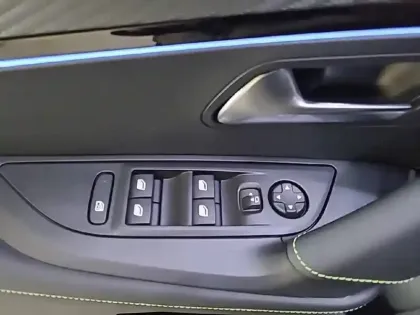 Photo 91 Peugeot 2008  Hybrid 145 e-DCS6