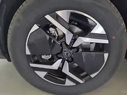 Photo 43 Peugeot 2008  Hybrid 145 e-DCS6