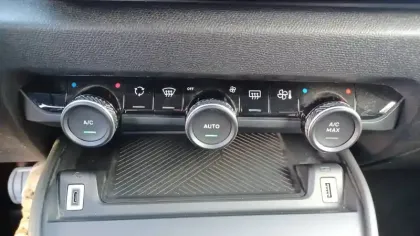 Photo 21 Citroën C4 e- 136 ch Automatique