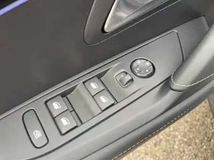 Photo 29 Peugeot 208  Hybrid 100 e-DCS6