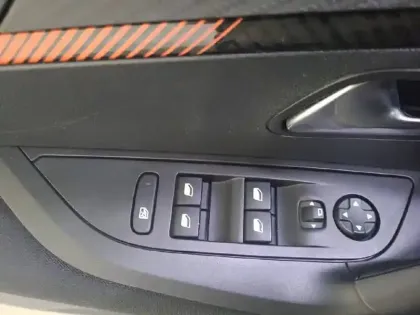 Photo 59 Peugeot 2008  PureTech 100 S&S BVM6