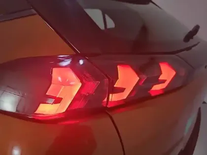 Photo 46 Peugeot 2008  PureTech 100 S&S BVM6