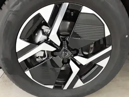 Photo 33 Peugeot 2008  Hybrid 145 e-DCS6