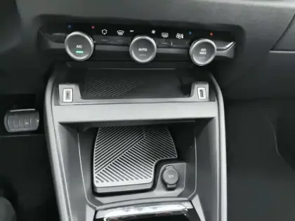 Photo 19 Citroën C4 e- 136 ch Automatique