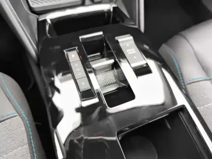 Photo 11 Citroën C4 e- 136 ch Automatique