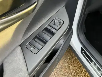 Photo 12 Toyota C-HR  1.8 Hybride 140ch Collection NG23