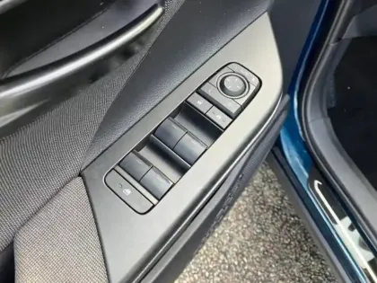 Photo 11 Toyota C-HR  1.8 Hybride 140ch Design MY25