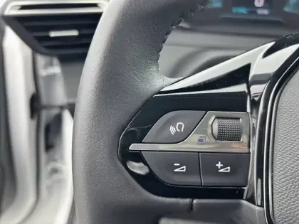 Photo 21 Peugeot 208  Electrique 50 kWh 136ch