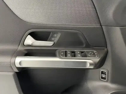 Photo 90 Mercedes GLB  200 d 8G-DCT