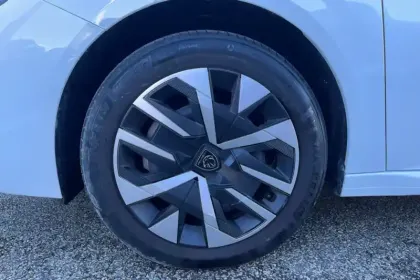 Photo 42 Peugeot 208  PureTech 100 S&S BVM6