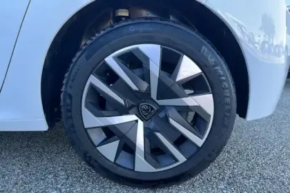 Photo 43 Peugeot 208  PureTech 100 S&S BVM6