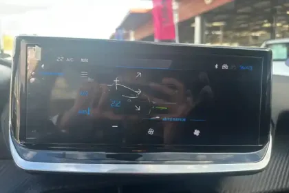 Photo 24 Peugeot 208  Hybrid 100 e-DCS6