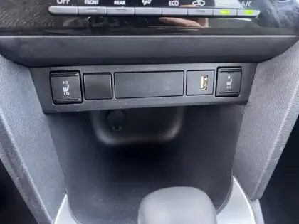 Photo 19 Toyota Yaris Hybrid 2WD Design Cargo