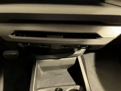 Photo 13 BMW Serie 1 Série 1 116A 122ch M Sport Design DKG7