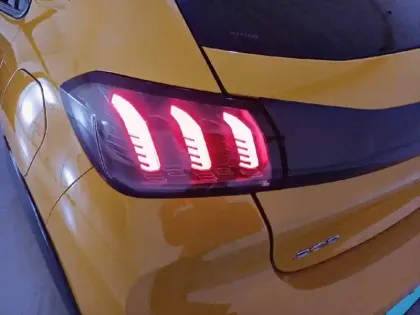 Photo 45 Peugeot 208  PureTech 100 S&S BVM6